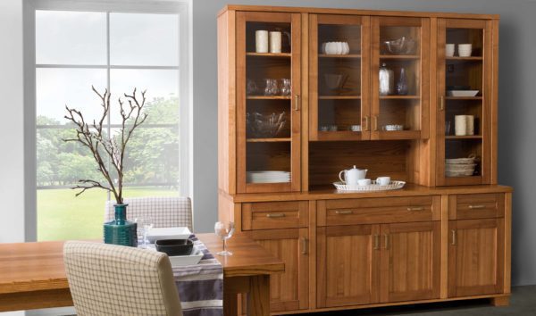 Rustykalna kuchnia drewniana z wyspą i blatem granitowym